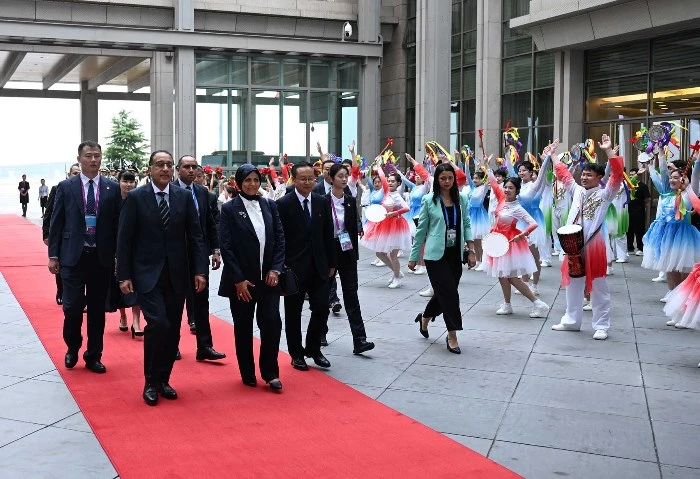 رئيس الوزراء يصل إلى الصين للمشاركة في منتدى فوكاك وصل الدكتور مصطفى مدبولي، رئيس مجلس الوزراء، إلى بكين للمشاركة نيابة عن الرئيس عبدالفتاح السيسي،