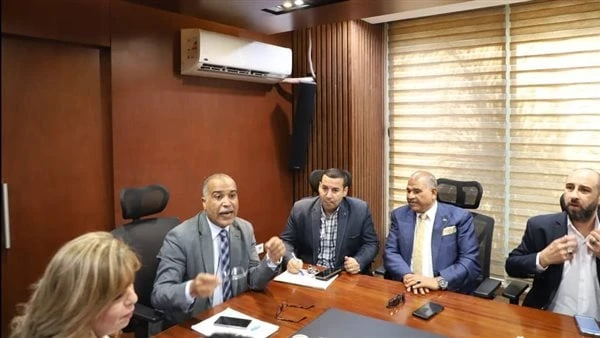 رئيس نقابة العاملين بالبترول يلتقي أعضاء لجنة المركز الطبي بقطاع السويسالتقى المحاسب عباس صابر، رئيس النقابة العامة للعاملين بالبترول، بأعضاء لجنة