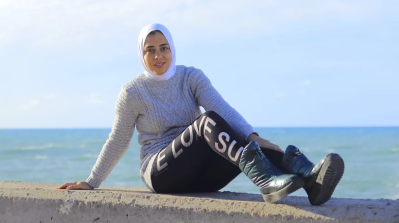 أميرة تتحدى الإعاقة بالخيوط والخرز الملون (خاص) نموذج مشرف من المبدعات، لم تجعل الإعاقة تمس روحها كما مست جسدها، أميرة تلك الفتاة العشرينية الجميلة، التي تحدت الإعاقة وأقبلت على ال