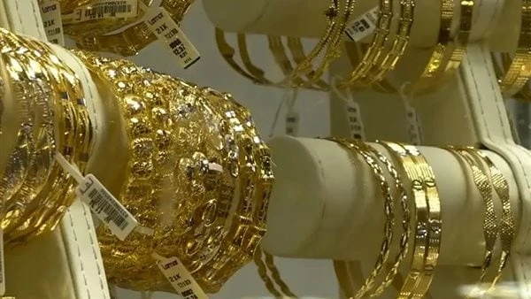 الجرام يتخطى 4000 جنيهمفاجأة في أسعار الذهب قبل القرار التاريخي للمركزي الأمريكيارتفعت أسعار الذهب اليوم، مجددا، في ظل القفزة جنونية التي تشهدها سعر الأوقية عالميا في بورصة نيويورك