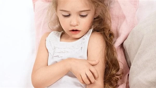 مع بدء الدراسة.. كيف تحمي طفلك من الأمراض الجلديةإن حماية بشرة طفلك أمر مهم على مدار العام، ولكن الأمر يصبح أكثر أهمية في الموسم الدراسي عندما تكون أجزاء كبيرة من الجلد معرضة للخطر