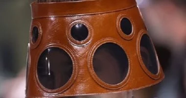 قبعة على شكل أباجورة ونظارات بتصميمات غريبة بأسبوع ميلانو لربيع وصيف 2025 المرأة والمنوعات ارتدت عارضات الأزياء مجموعة مميزة من النظارات الشمسية غير العادية وأغطية الرأس الغريبة بع