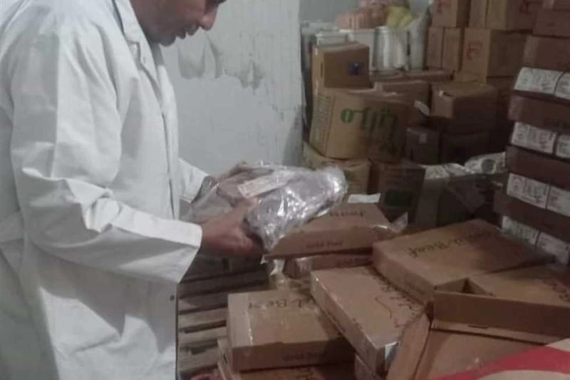 ضبط 9 أطنان دواجن ولحوم مجمدة مجهولة المصدر في حملات رقابية بالشرقية كثفت الأجهزة الرقابية بالشرقية، بالتنسيق مع مديرية الطب البيطري من الحملات التفتيشية والرقابية على المعارض، وشو