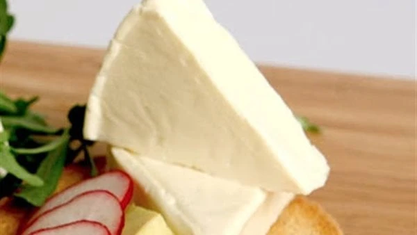 ازاى تحولي القريش لجبنة مثلثات .. أسرار الوصفة السهلة تعد الجبنة المثلثات من أسرع الأكلات المغذية التى تستخدم فى تجهيز السندوتشات خاصة خلال موسم الدراسة ولكن قد تتراجع بعض الأسر عن