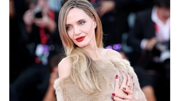 كبرت ولا مريضة.. سبب صادم وراء انتفاخ عروق يد أنجلينا جولي في مهرجان فينسياأثارت النجمة العالمية انجلينا جولي جدلا كبيرا خلال الساعات الماضية خاصة