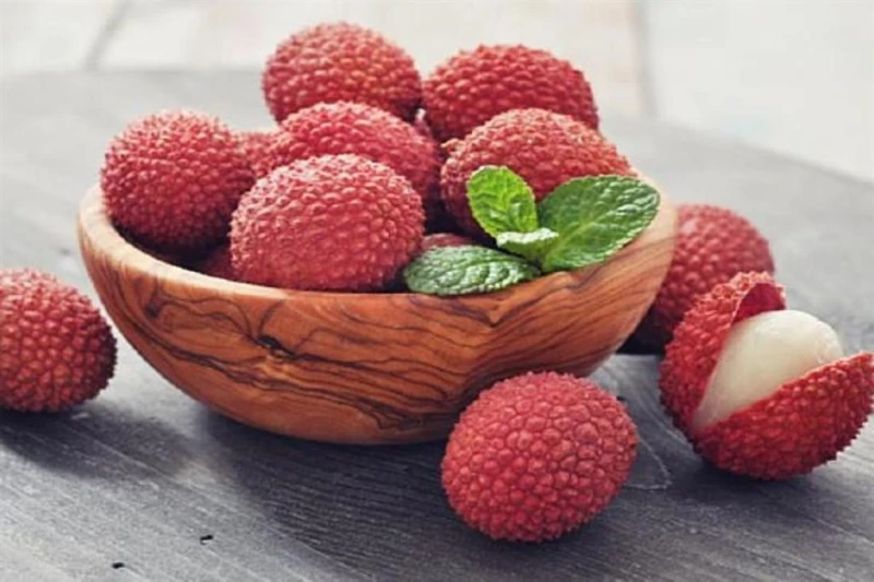 فوائد فاكهة الليتشي.. كنز الصحة والجمال في كل قضمةفاكهة الليتشي، والمعروفة أيضا باسم ليتشي أو ليتشي الصيني، هي فاكهة استوائية ذات طعم حلو ومنعش، وتأتي من شجرة الليتشي التي تنتمي إل