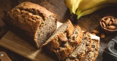 طريقة عمل كيك الموز اللذيذ والرطب بمكونات سهلة المرأة والمنوعات كيك الموزمن الحلويات الرطبة سهلة التحضير بمكونات متواجدة بمنزلك، أيضا من أفضل أنواع الكيك المفضل للأولاد، يمكن تحضير