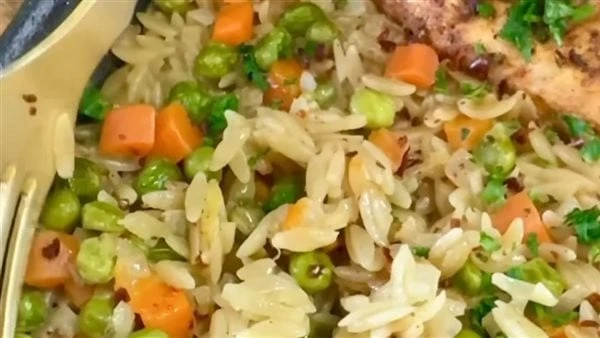 طريقة عمل لسان عصفور بالدجاج.. جديدة وغير تقليدية لسان عصفور بالدجاج من الأطباق الرئيسية التي يمكنك إعدادها وتقديمها لأفراد أسرتك في المنزل يمذاق لا