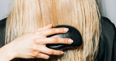 4 وصفات طبيعية للتخلص من قشرة الرأس.. استعدى لأشهر مشاكل الشتاء المرأة والمنوعات تعد مشكلة قشرة الشعر من أشهر المشاكل التى تواجه الكثيرين خاصة فى الخريف والشتاء، وأسباب قشرة الرأس 