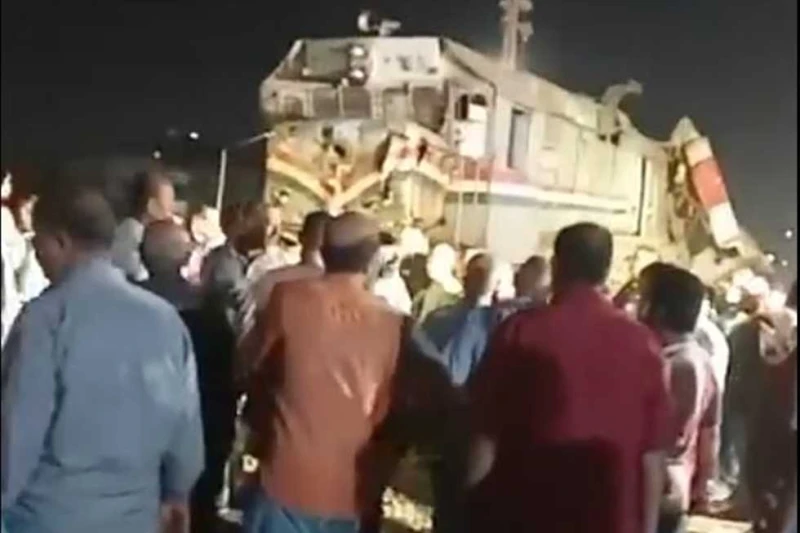 شاهد لحظة التحفظ على عامل التحويلة في حادث قطار الزقازيق (فيديو) رصدت كاميرا أفاق عربية لحظة التحفظ على عامل التحويلة في حادث تصادم قطاري الشرقية