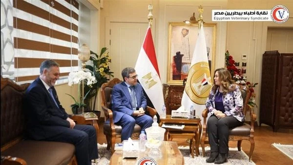 لقاء تلبية المطالب.. ماذا دار ببن نقيب البيطريين ووزيرة التنمية المحلية؟التقت الدكتورة منال عوض وزيرة التنمية المحلية، اليوم الأحد، مع الدكتور مجدي حسن نقيب الأطباء البيطريين، في م