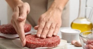 طريقة عمل ستيك اللحم المفروم بخطوات سهلة وسريعة المرأة والمنوعات ستيك اللحم المفروم هو بديل رائع وسهل التحضير للاستيك العادي، ويمكن تحضيره حسب الرغبة