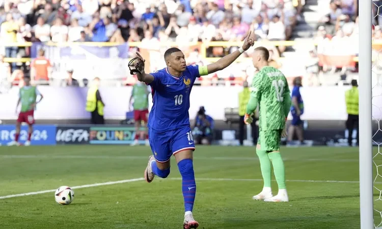 -قرار رابطة الدوري الفرنسي يمنح 55 مليون يورو ل مبابي .. أصدرت اللجنة القانونية برابطة الدوري الفرنسي أوامرها لنادي باريس سان جيرمان بدفع 55 مليون