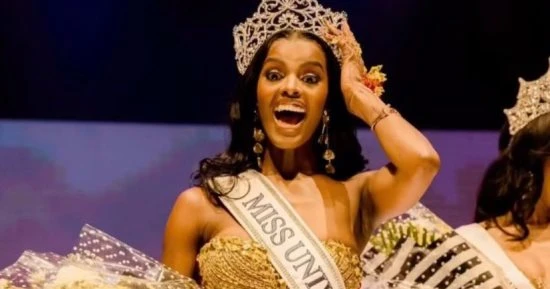 انسحبت من أجل سلامة ورفاهية عائلتي ونفسي.. بهذه العبارة أعلنت تشيديما أديتشينا البالغة من العمر 23 عاما انسحابها من المنافسة على لقب ملكة جمال جنوب أفريقيا للكون، بعد جدل عنيف على 