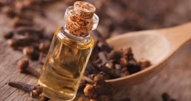 فوائد القرنفل للأسنانالقرنفل، أحد التوابل الشهيرة في المطبخ العربي والعالمي، لا يستخدم فقط في الطهي، بل له فوائد صحية متعددة، خاصة في مجال العناية بالأسنان. بفضل تركيبته الكيميائية