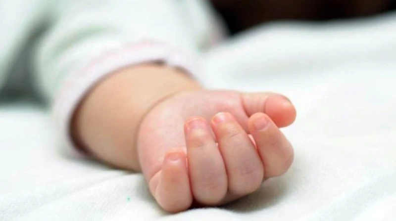 وفاة طفلة تناولت قطعة حشيش في المعادي توفيت طفلة تبلغ من العمر عاما واحدا، متأثرة بحالة تسمم نتيجة تناولها مواد مخدرة بالخطأ في منطقة المعادي.البداية عندما تلقى قسم شرطة المعادي بل