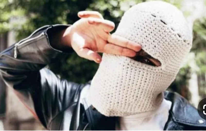 مفاجأة مدوية : عبدالله عمرو دياب هو الرابر الملثم تووليتأثار عبدالله، نجل الفنان عمرو دياب موجة من الجدل على السوشيال ميديا بسبب شخصية المطرب الملثم