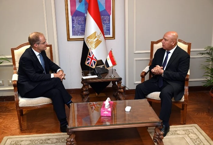 وزير الصناعة يبحث مع سفير بريطانيا التعاون في الهيدروجين الأخضر والطاقة المتجددة استقبل الفريق مهندس كامل الوزير نائب رئيس مجلس الوزراء للتنمية