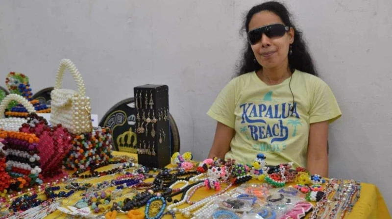 بصيرة فنان وجراح محارب.. مريم كفيفة بأنامل ذهبية (خاص) بأنامل ذهبية وبصيرة من نور، كانت مريم تشغل أعمالها اليدوية بحب خرزة خرزة، وبسبب الشغف والإصرار المتقدين، صاحبت كل قطعة بدقة ف