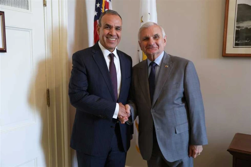 وزير الخارجية يواصل لقاءاته مع أعضاء الكونجرس عقد الدكتور بدر عبد العاطي، وزير الخارجية والهجرة وشئون المصريين بالخارج، لقاء مع كل من السناتور الديمقراطي ديك ديربان محفز الأغلبية ا