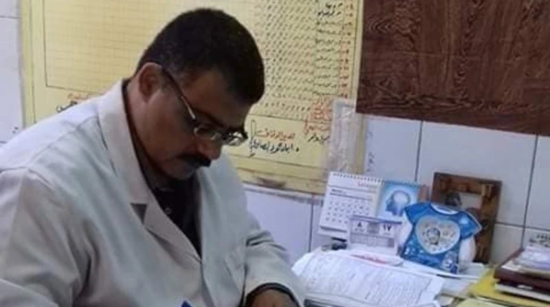 الكشف ب 40 جنيه.. وصية امرأة وراء قصة طبيب غلابة جديد في زمن تتسارع فيه وتيرة الحياة وترتفع فيه تكاليف المعيشة بشكل جنوني، يقف استشاري طب الأطفال، الدكتور عصام جاد، شامخا في وجه ال