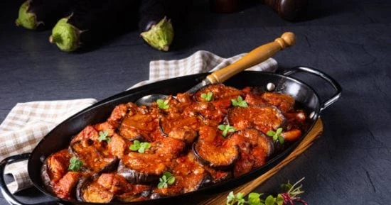 طاجن المسقعة هو طبق شهي ومميز يجمع بين نكهة الباذنجان اللذيذة والخضروات المتنوعة والتوابل العطرية يمكن تحضيره بطرق مختلفة ليناسب جميع الأذواق، وفي هذا التقرير نستعرض خلال السطور ال