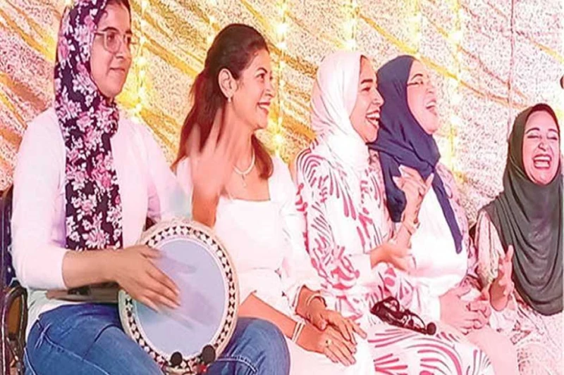 جمرية مشروع لإحياء أغانى الأفراح الشعبية ينتهى بليلة حنة مصرية وسط الزغاريد والتصفيق جلست نحو عشرين فتاة وسيدة فى جلسة دافئة تعود بنا لعقود ماضية، يكاد يفتقدها مجتمعنا، وهى جلسة لي