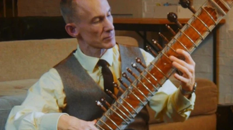 تشارلز دوبارا.. فنان بريطاني يثير تفاعلا بشرح آية قرآنية انتشر مقطع فيديو على مواقع التواصل الاجتماعي يوثق لحظة شرح الممثل والمنتج البريطاني تشارلز دوبارا لآية قرآنية بشكل متقن، كت