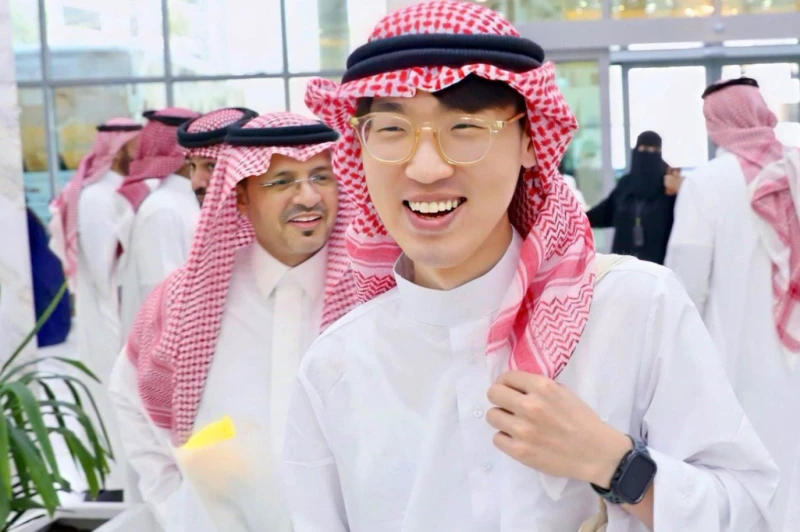 مدرس صيني يظهر بالزي السعودي خلال استقبال المعلمين لتدريس اللغة الصينية في المملكة شهد وصول المدرسين الصينيين إلى المملكة العربية السعودية للبدء في