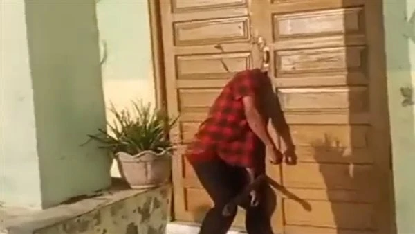 العدالة الإلهية.. نهاية مأساوية للص أندونيسيواجه لص مصرعه بطريقة مأساوية، بعد أن حاول اقتحام أحد المجمعات السكنية في إندونيسيا، بمجمع سكني بقرية