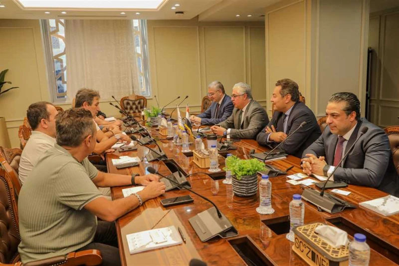 رئيس اقتصادية قناة السويس يبحث التعاون في مجال تصنيع الملابس مع شركات تركية التقى وليد جمال الدين، رئيس الهيئة العامة للمنطقة الاقتصادية لقناة