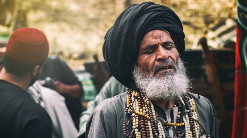 الكرامات.. أفيونة المصريين لعبور الأزمات ملاذ آمن يلجأ إليه البعض عندما تتهاوى الآمال وتتضاءل الخيارات، إذ يلجأ الكثيرون بمن فيهم مثقفون وكتاب، بما