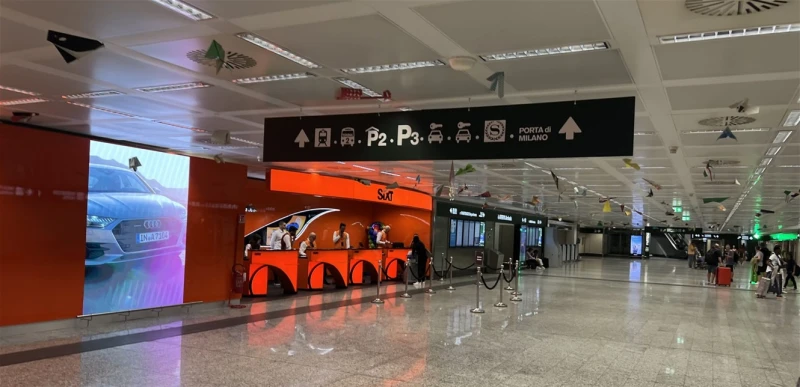 فنون ومشاهير: فنان شهير يتعرض للسرقة في مطار ميلانو.. هذا ما حصل معه روت الإعلامية المصرية بسمة وهبة تفاصيل تعرض الفنان أحمد سعد للسرقة في مطار