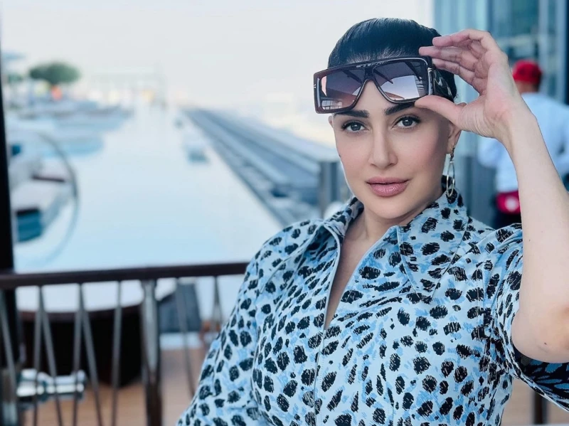 شاهدوا غادة عبدالرازق وكأنها في العشرين تحتفل بيوم ميلاد ابنتها روتانا احتفلت الفنانة غادة عبدالرازق بيوم ميلاد ابنتها روتانا ال35، وذلك في حضور