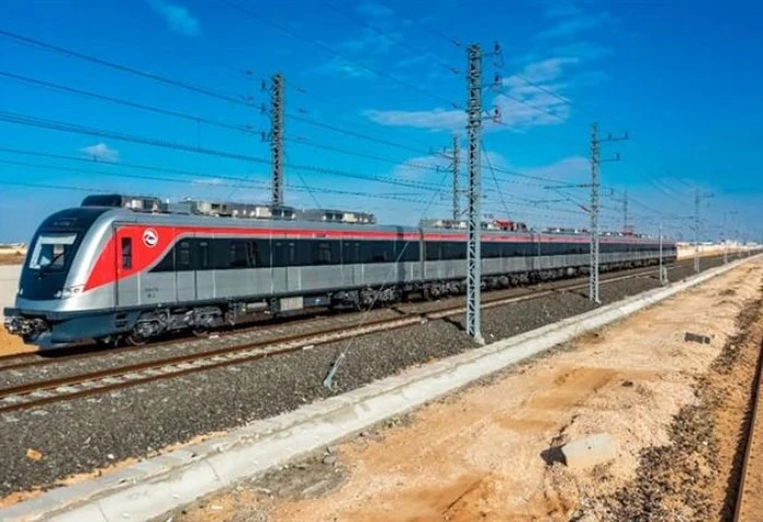 تمديد ساعات عمل القطار الكهربائي الخفيف بدء من الغد أعلنت الشركة الفرنسية لإدارة وتشغيل الخط الثالث للمترو والقطار الكهربائي الخفيف، تمديد ساعات ذروة