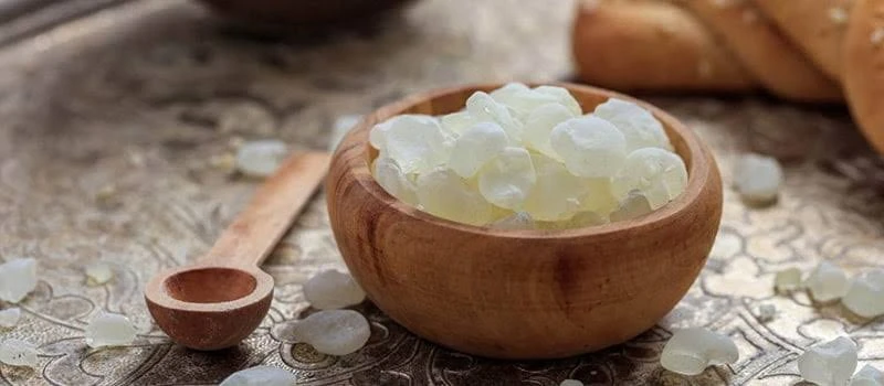 فوائد المستكة اليونانية للجهاز الهضمي وجرثومة المعدةالمستكة اليونانية، والمعروفة أيضا باسم الماستيك، هي صمغ نباتي يتم استخراجه من شجرة المستكة التي