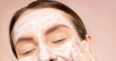 10 قواعد أساسية للعناية بالبشرة في فصل الخريف.. تمنحك الترطيب والحماية المرأة والمنوعات مع اقتراب فصل الخريف، قد تلاحظين تغيرا في بشرتك يتطلب تعديلات في روتين العناية بها. يؤثر الا
