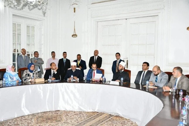 الأزهري يستعرض خطة وزارة الأوقاف في تجديد الخطاب الدينيعقد الدكتور أسامة الأزهري، وزير الأوقاف مؤتمرا صحفيا مطولا مع مسئولي الملف الديني مندوبي ومحرري الصحف والمواقع الإلكترونية بو