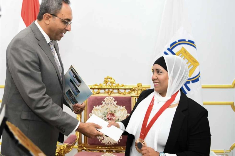 محافظ قنا يكرم صفاء النجار صاحبة برونزية الألعاب البارالمبية في باريس كرم الدكتور خالد عبدالحليم، محافظ قنا، صفاء النجار بطلة العالم الحاصلة على