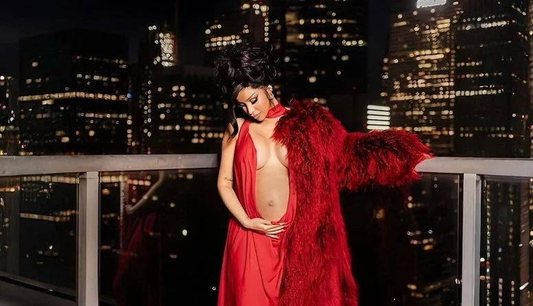 بعد أن كادت تخسرها... كاردي بي تنجب ابنتها الثانية (صور وفيديو)رحبت كاردي بي بمولودها الثالث يوم السبت الماضي، وفق ما أعلنت قبل ساعات على حسابها الرسمي في تطبيق إنستغرام.ونشرت الفن