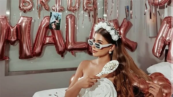 هو أنا اقدر أتجوز من غير ماقول لكم.. ملك قورة عن انتشار صور لحنتهاوضحت الفنانة ملك قورة، عن ما أثير بشأن انتشار خبر زواجها بعد نشرها صورا من حنتها وارتدائها لملابس العروس.ونشرت ملك