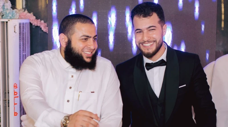 قاعد مكان العروسة.. أفراح الشيخ موسى تثير الجدل أثارت صور متداولة من فرح أقيم على الطريقة الإسلامية، جدلا واسعا بسبب اختفاء النساء منها بما فيهن العروسة، وما زاد الأمر غرابة هو جلو