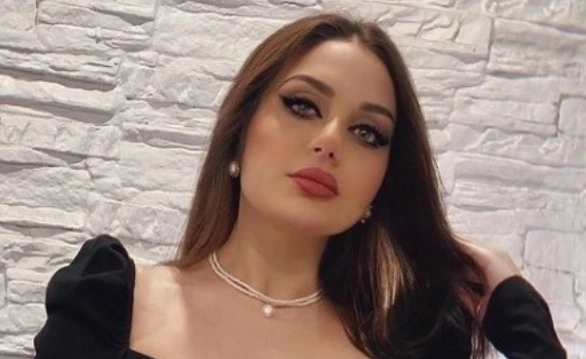 ابنة هيفاء وهبي تقلدها بصوتها وحركاتها افاق عربية - تعرضت زينب فياض ابنة النجمة اللبنانية هيفاء وهبي لاتهامات عريضة باستخدام تقنية الذكاء الإصطناعي، من أجل تقليد صوت والدتها في فيد