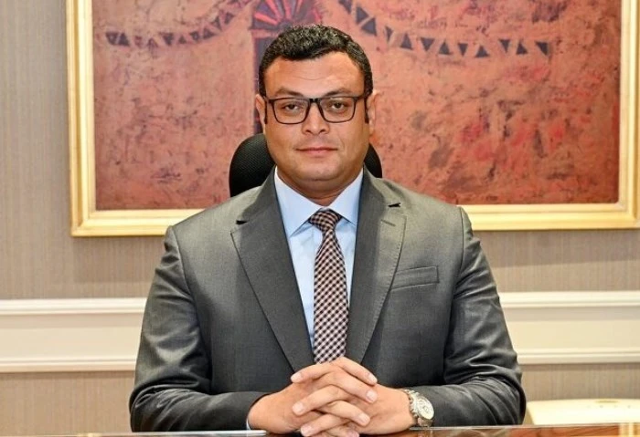 وزير الإسكان في أسوان لتفقد مياه الشرب قبيل مؤتمره مع وزير الصحة تفقد وزير الإسكان بجولة تفقدية إلى محافظة أسوان لمتابعة سير العمل في عدد من المشروعات التنموية المهمة، وعلى رأسها م