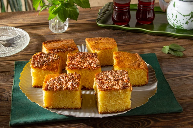 طريقة عمل كيكة الذرة بمكونات بسيطةتعد كيكة الذرة من الحلويات التقليدية التي تجمع بين الطعم اللذيذ والقيمة الغذائية العالية. تتميز هذه الكيكة بمكوناتها البسيطة وسهولة تحضيرها، كما أ