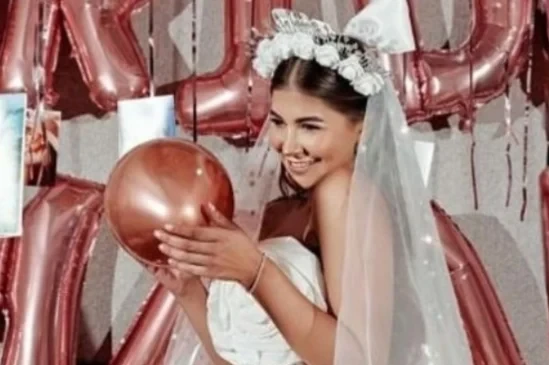 ملك قورة في صور ليلة الحنة : مبرووووك ياقمراحتفلت الفنانة المصرية الشابة ملك قورة، مساء الخميس، بحفل حنتها وسط أجواء ساحرة وعدد محدود من الأصدقاء والمقربين.وشاركت ملك قورة جمهورها