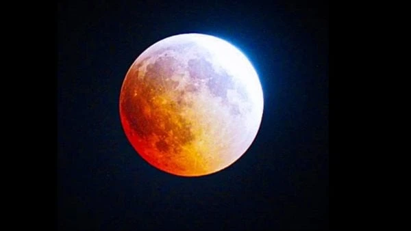 شاهد خسوف القمر.. بث مباشر الآنبدأ سكان مصر في البحث عن مشاهدة خسوف القمر مباشر الآن، وظهور القمر الدموي، حيث سيمر القمر عبر مركز ظل الأرض، ويغطي ظل