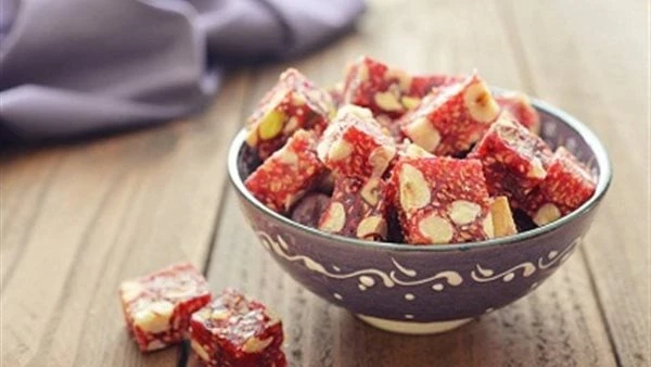 حضرى حلاوة المولد فى بيتك.. طريقة عمل الملبن الأحمر بالفول السودانيالملبن الأحمر بالفول السوداني هو حلاوة لذيذة وسهلة التحضير. استمتعي بتحضيره ومشاركته مع العائلة والأصدقاء في المن