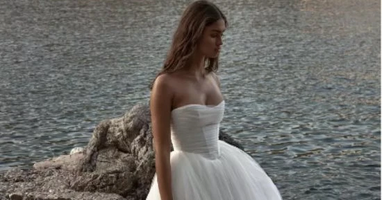 كل عروس تولي اهتماما كبيرا لاختيار فستان الزفاف، حيث تعد ليلة العمر حدثا لا يتكرر، وتتنوع الخيارات بين تصاميم كلاسيكية وعصرية، مما يجعل القرار صعبا