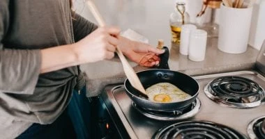 الطهي بالميكروويف أم البوتاجاز.. أيهما الأفضل لصحتك؟ صحة وطب الميكروويف من الأجهزة الحديثة التى جعلت حياتنا أسهل، وهي معروفة بتسريع عملية الطهي